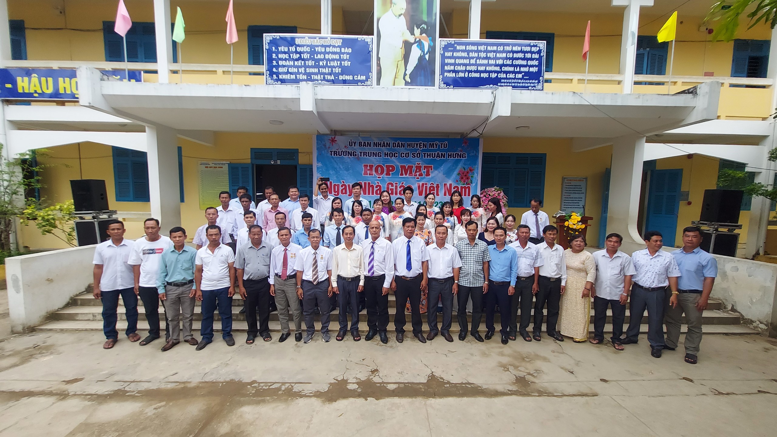 Trường THCS Thuận Hưng: Họp mặt kỷ niệm ngày Nhà giáo Việt Nam 20/11