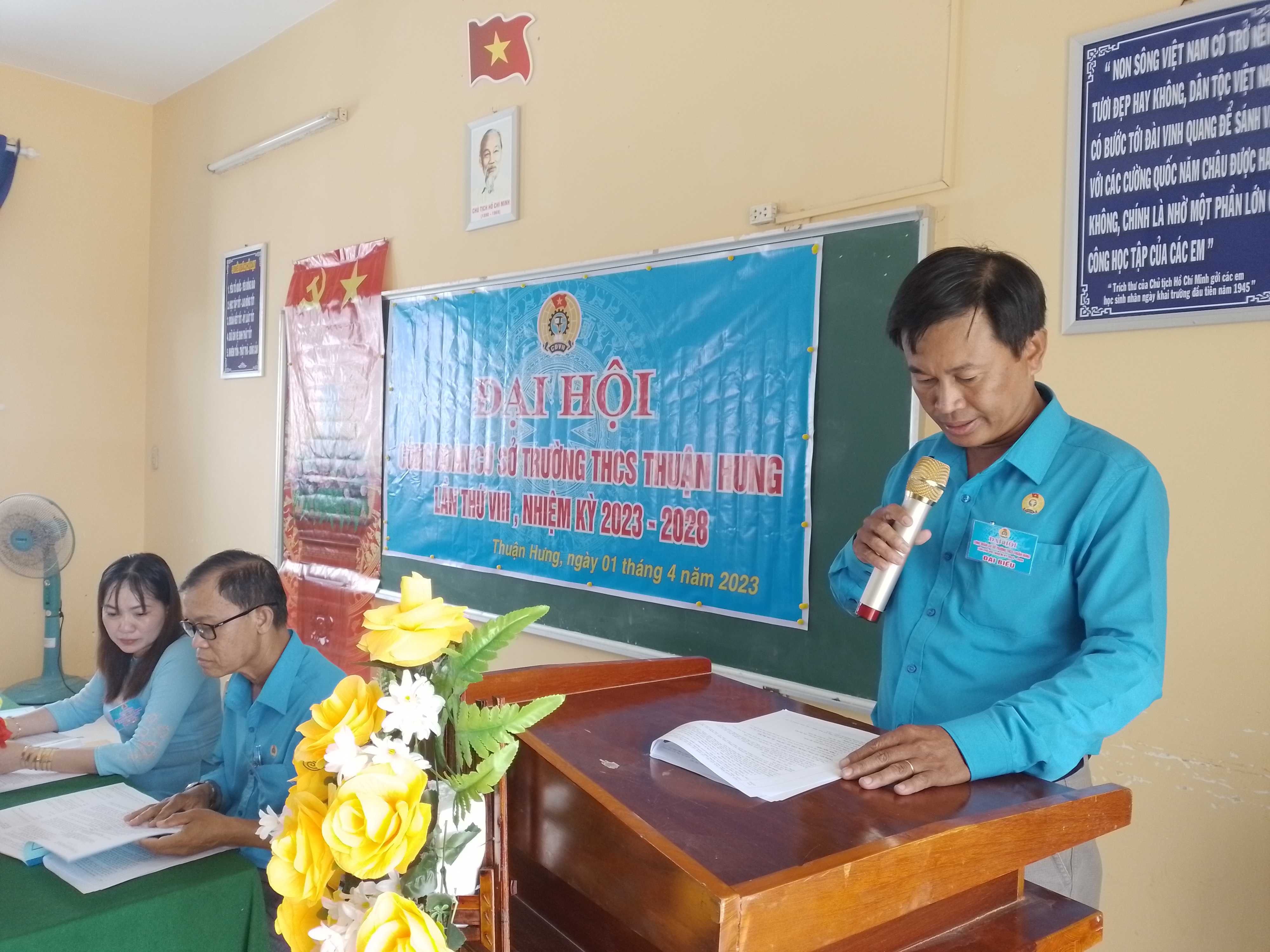 Đồng chí Lâm Hứa Hữu, Chủ tịch Công đoàn nhiệm kì 2017-2022 lên báo cáo kết quả thực hiện của nhiệm kì